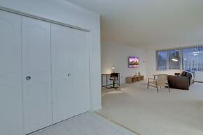 Modern Apt Near Airport in Cystal City