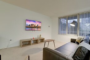 Modern Apt Near Airport in Cystal City