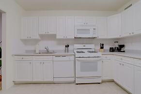 Modern Apt Near Airport in Cystal City