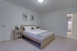 Modern Apt Near Airport in Cystal City