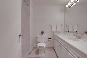 Modern Apt Near Airport in Cystal City