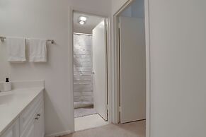 Modern Apt Near Airport in Cystal City