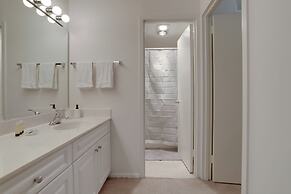 Modern Apt Near Airport in Cystal City