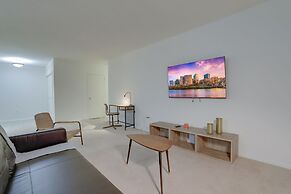 Modern Apt Near Airport in Cystal City