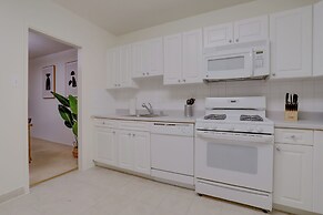 Modern Apt Near Airport in Cystal City