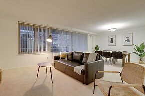 Modern Apt Near Airport in Cystal City