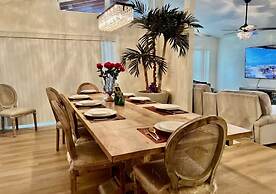 Luxurious Gem Near Disney Workspace Movie Room