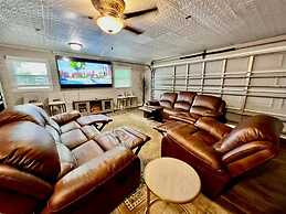 Luxurious Gem Near Disney Workspace Movie Room