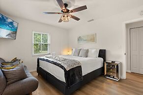 Luxurious Gem Near Disney Workspace Movie Room