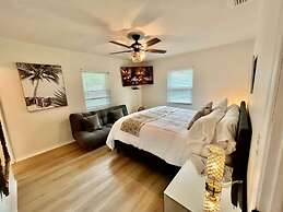 Luxurious Gem Near Disney Workspace Movie Room