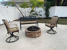 Luxurious Gem Near Disney Workspace Movie Room