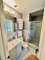 Luxurious Gem Near Disney Workspace Movie Room