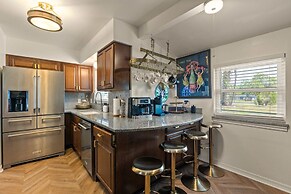 Luxurious Gem Near Disney Workspace Movie Room