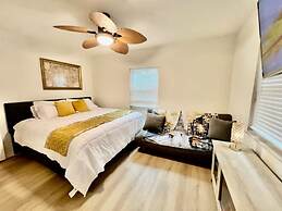 Luxurious Gem Near Disney Workspace Movie Room