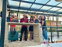 The HiPinto Social Experience