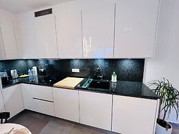 Lovely 1 bedroom flat w balcony&parking