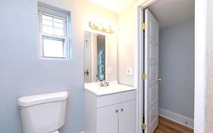 Entire House 1BD King Bed near Downtown