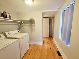 Entire House 1BD King Bed near Downtown