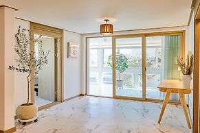 SA Tailored Serviced Home near Metro
