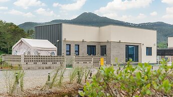 Goseong Hoostay Caravan Pension