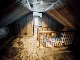 Modern Mountain Cabin - 3 Bedrooms - Sleeps 7