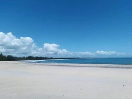 Beachfront Oasis in Mahambo, Madagascar - Chalet Retreat