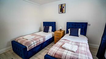 Modern 4-Bedroom Home with Free Parking