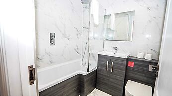 Modern 4-Bedroom Home with Free Parking