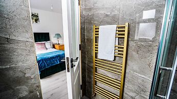 Modern 4-Bedroom Home with Free Parking