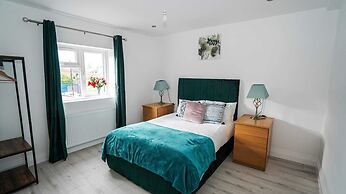 Modern 4-Bedroom Home with Free Parking