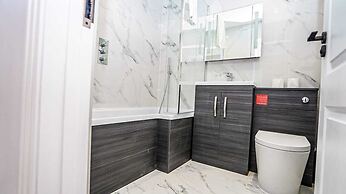 Modern 4-Bedroom Home with Free Parking