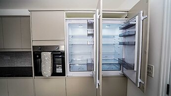 Modern 4-Bedroom Home with Free Parking