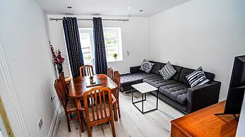 Modern 4-Bedroom Home with Free Parking