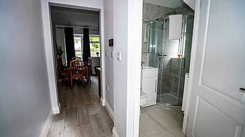 Modern 4-Bedroom Home with Free Parking