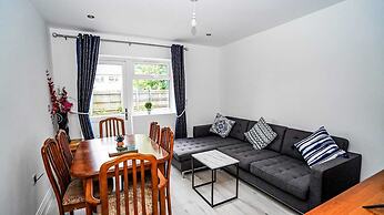 Modern 4-Bedroom Home with Free Parking