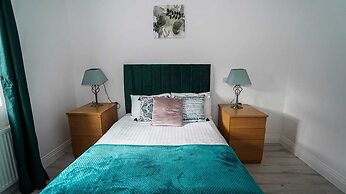 Modern 4-Bedroom Home with Free Parking