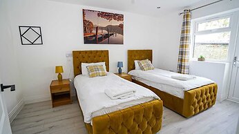 Modern 4-Bedroom Home with Free Parking