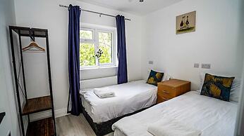 Modern 4-Bedroom Home with Free Parking