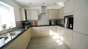 Modern 4-Bedroom Home with Free Parking