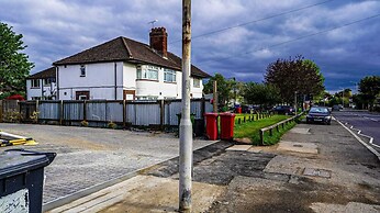 Modern 4-Bedroom Home with Free Parking