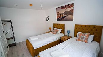 Modern 4-Bedroom Home with Free Parking