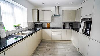 Modern 4-Bedroom Home with Free Parking