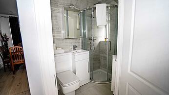 Modern 4-Bedroom Home with Free Parking