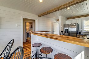 2 Mi to Beech Mtn: Fully Remodeled Condo w/ Patio!