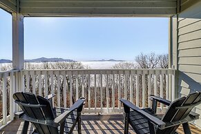 2 Mi to Beech Mtn: Fully Remodeled Condo w/ Patio!