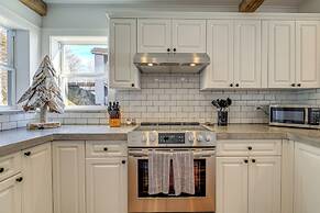 2 Mi to Beech Mtn: Fully Remodeled Condo w/ Patio!