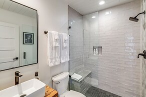 2 Mi to Beech Mtn: Fully Remodeled Condo w/ Patio!