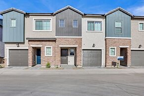 Community Pool & Hiking Trails: Phoenix Condo!