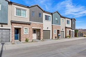 Community Pool & Hiking Trails: Phoenix Condo!