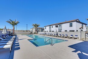 Community Pool & Hiking Trails: Phoenix Condo!